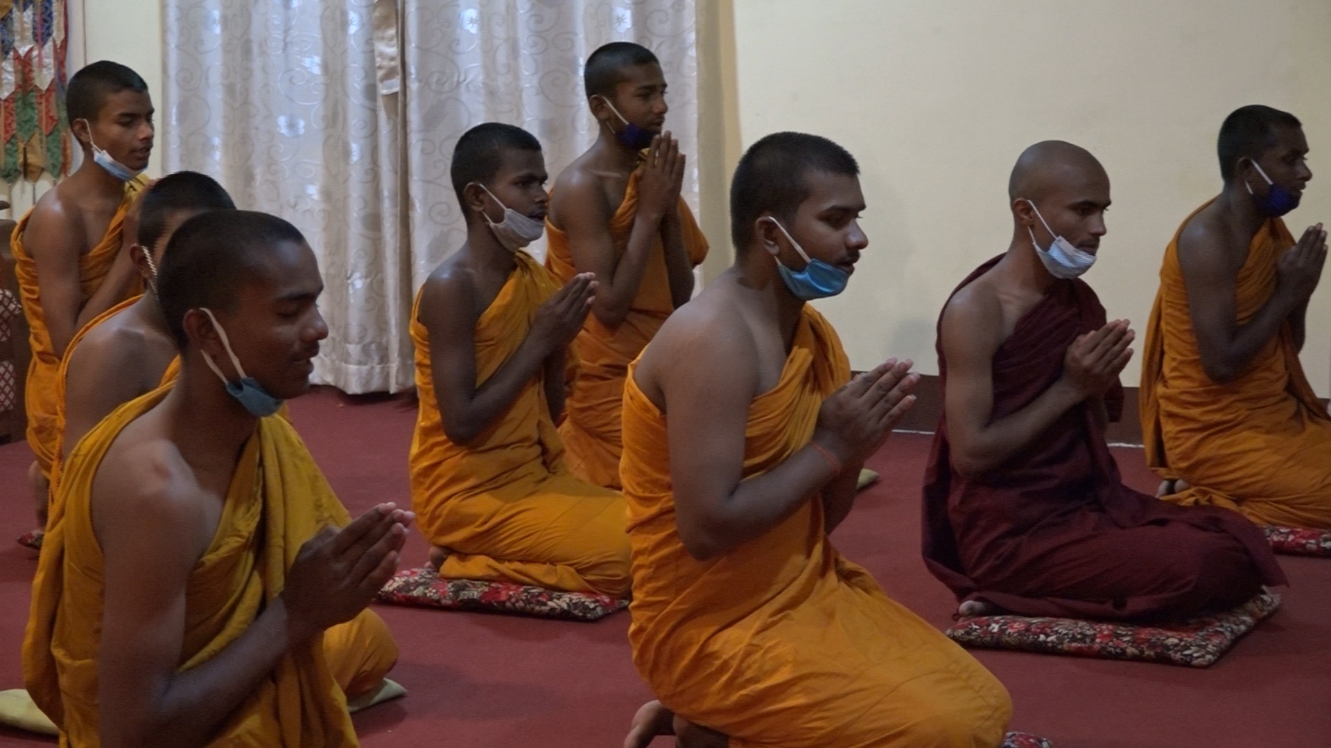 निषेधाज्ञामा बौद्धभिक्षुहरु ध्यानमा केन्द्रित