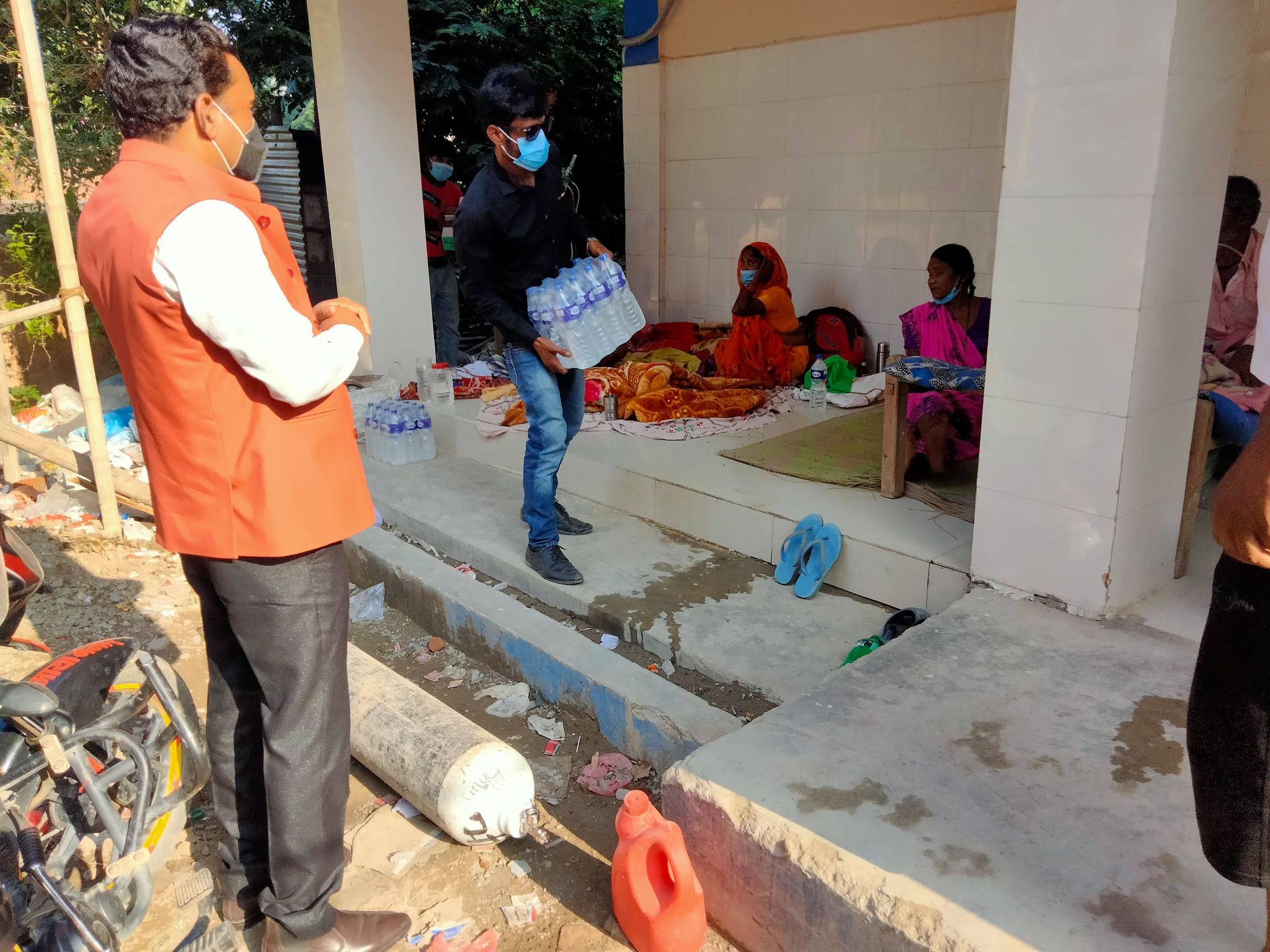 पूर्वमन्त्री यादवले गरे भीम अस्पतालमा उपचाररत विरामीलाई पानी वितरण