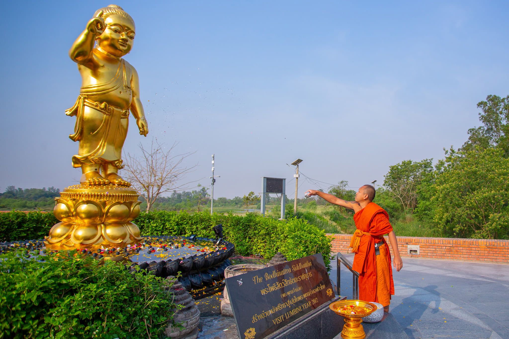 लुम्बिनीमा दैनिक पुजा गर्दै भिक्षु
