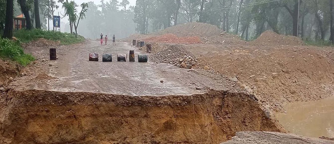 खहरेले डाइभर्सन बगाउँदा बुटवल–नारायणगढ सडक अवरुद्ध