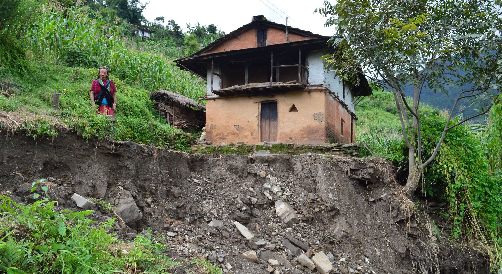 पहिरोले घर चिरा परेपछि ७० परिवार बिस्थापित
