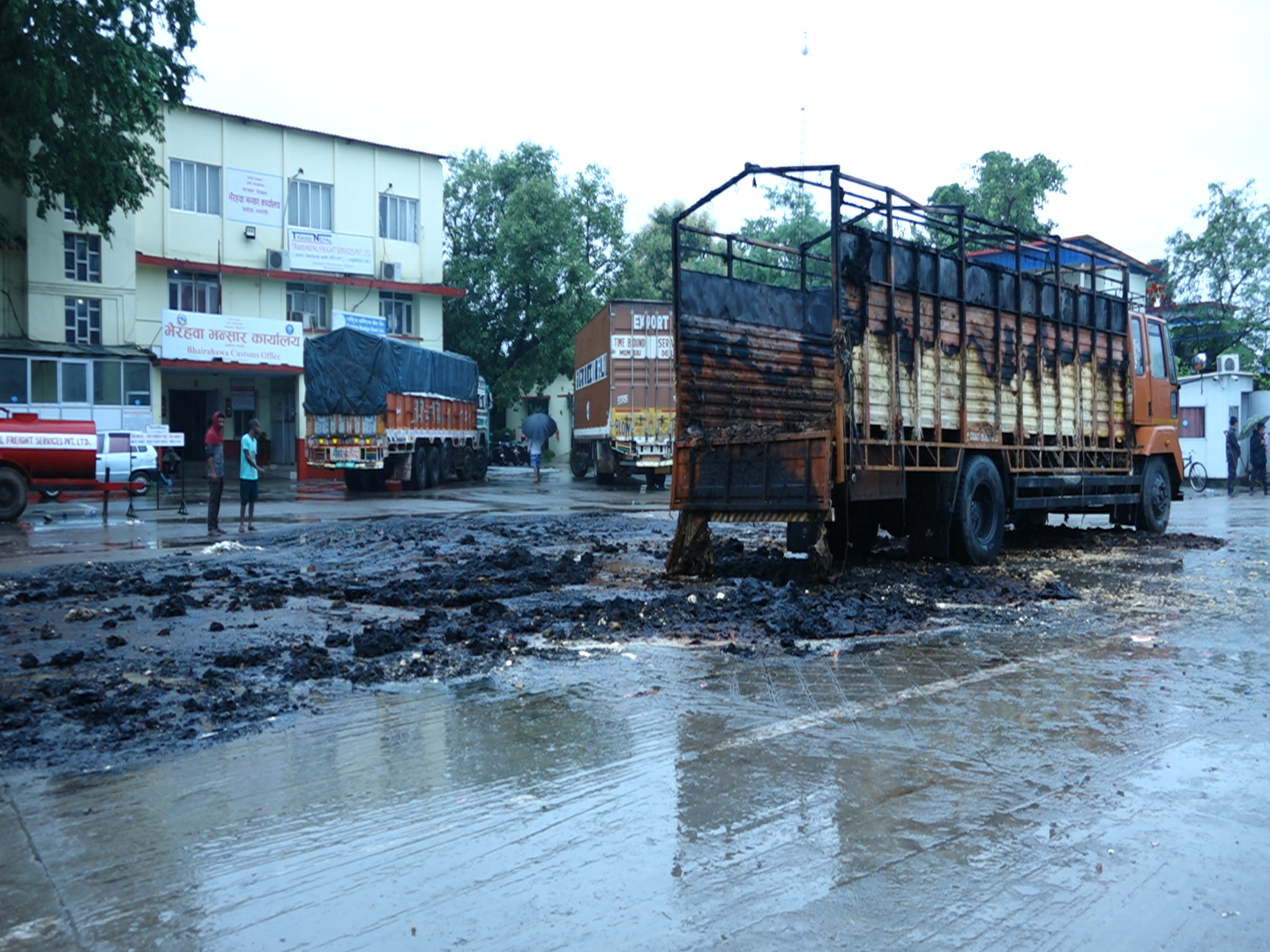 भन्सार परिसरमा रोकिएको ट्रकमा आगलागी
