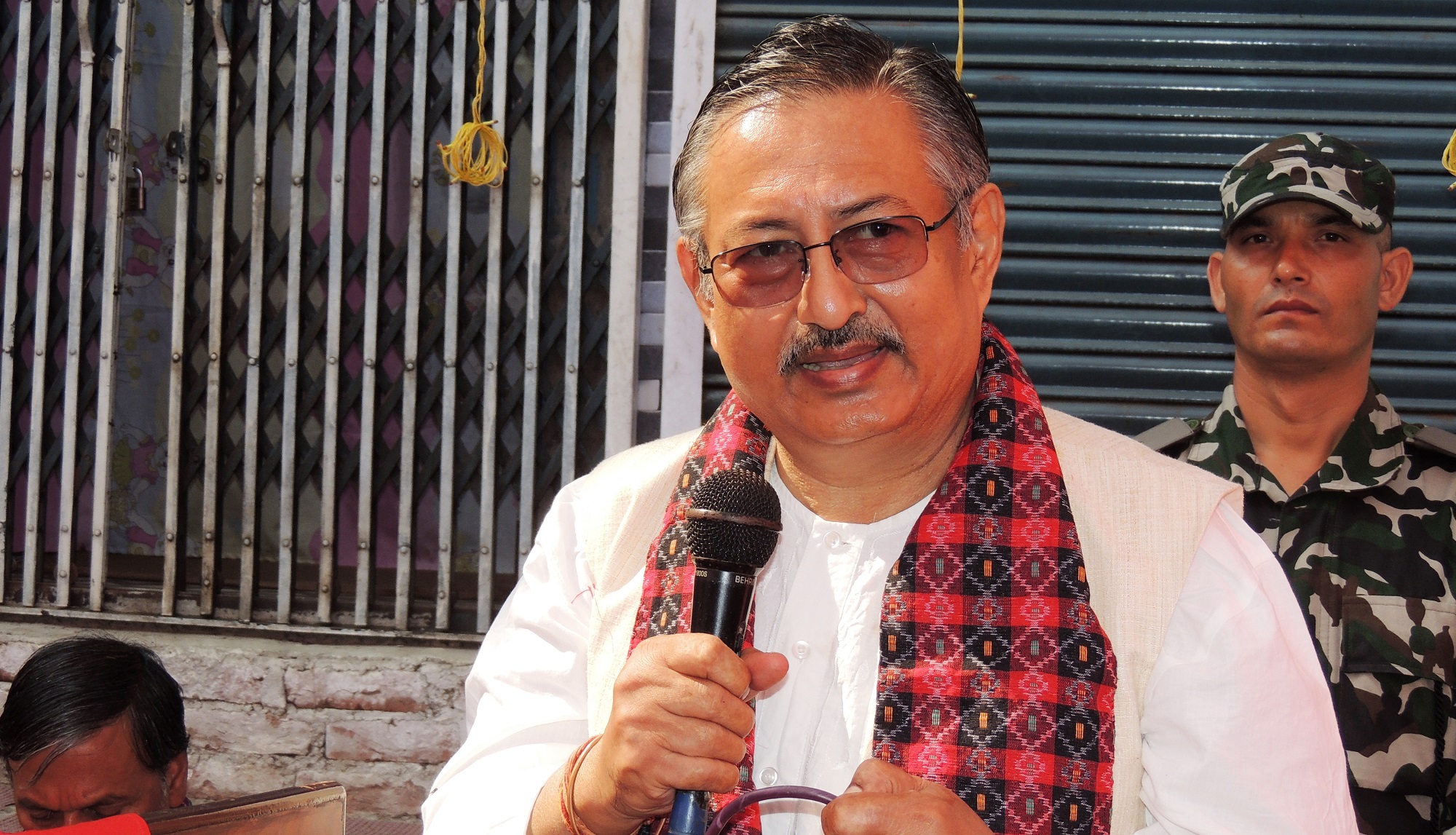 गगन–विश्वको पक्षमा पुगे काँंग्रेस रुपन्देहीका नेता बालकृष्ण खाँण