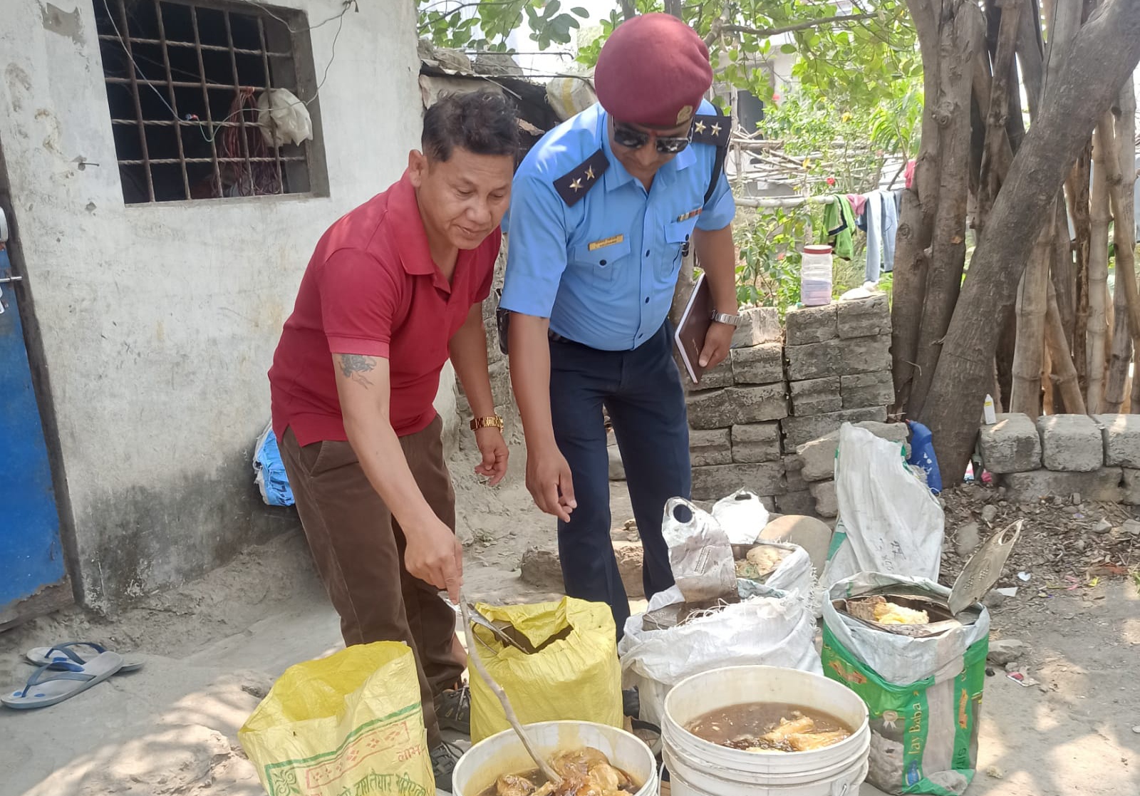 बुटवलमा लागूऔषध प्रयाेगकर्ता खाेज्न गएकाे प्रहरीले जब नक्कली मह बनाउने गिराेह भेट्टायाे…