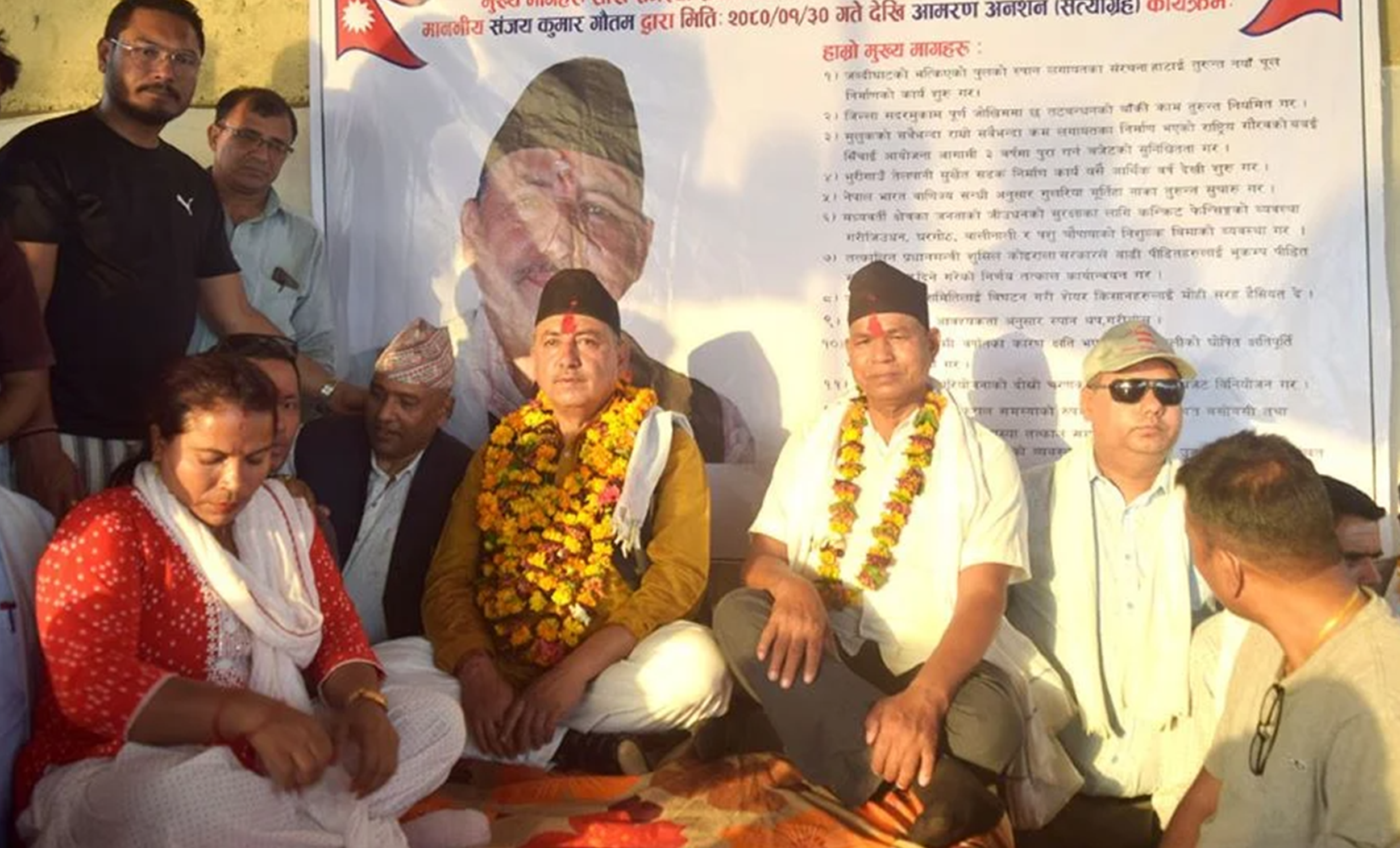 पुलमुनी ‘अनसन’ बसेर राज्यलाई खबरदारी गरिरहेका सांसद