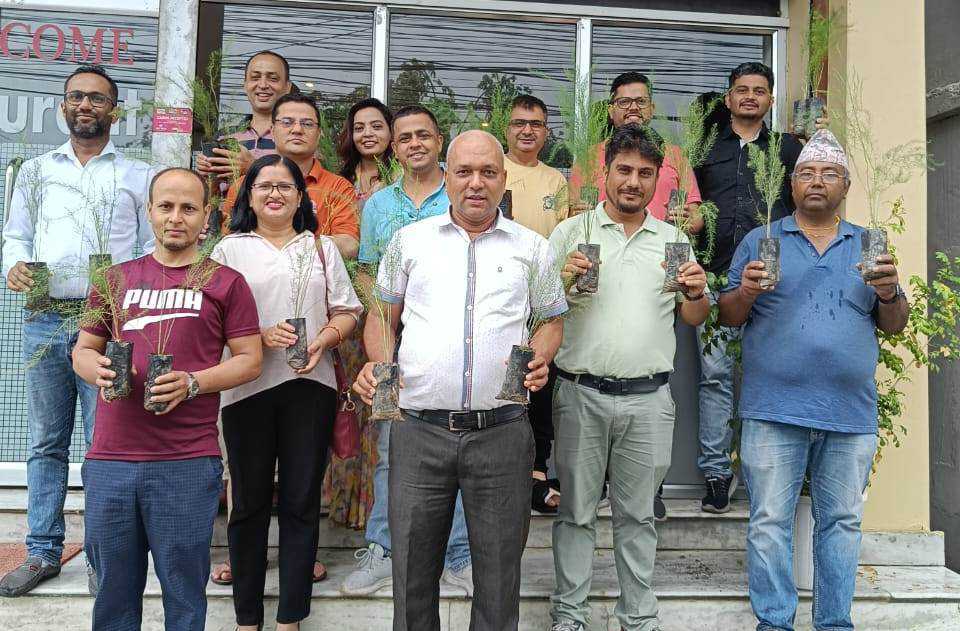 रोटरी क्लब अफ क्यापिटल बुटवलको अभियानः उपहारमा कुरिलो र खुर्सानीको विरुवा