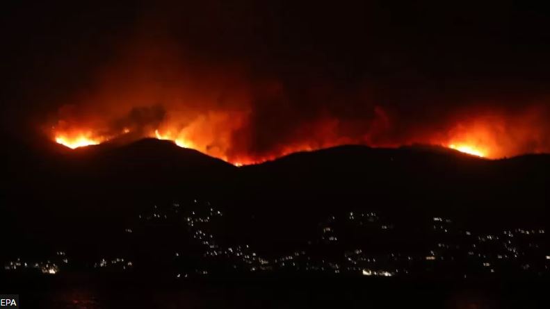ग्रिसको जंगलमा आगलागीः सुरक्षित स्थानमा सारियो १९ हजार नागरिक