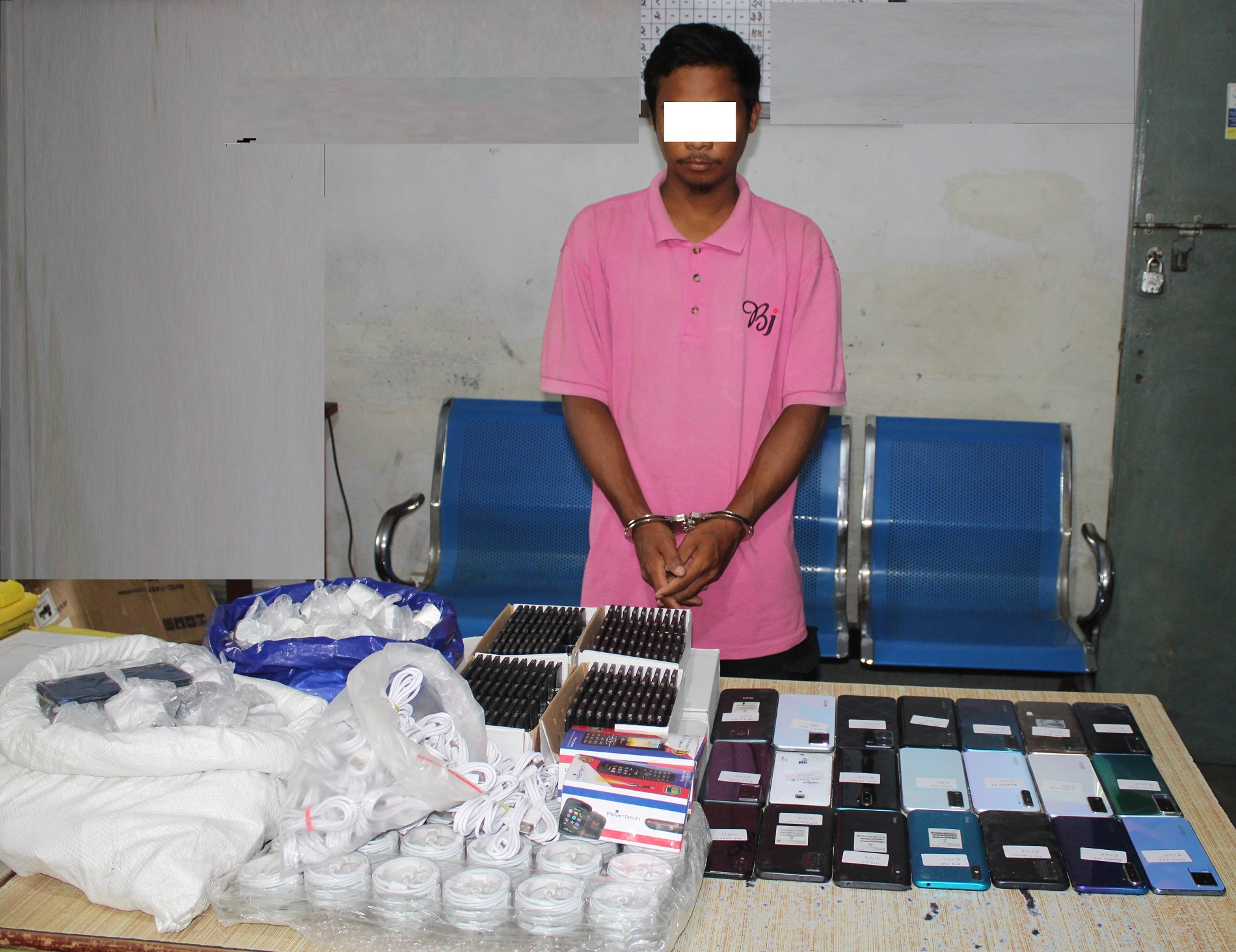 भन्सार छलीबाट भित्र्याइएका १० लाख मूल्यका मोबाइल र पाटपुर्जासहित एक पक्राउ