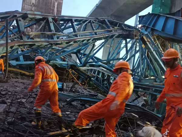 भारतमा पुल निर्माणका क्रममा क्रेन खस्दा कम्तीमा १५ जनाको मृत्यु