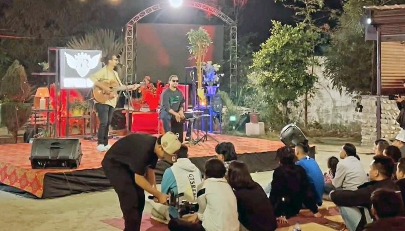 गुन्द्रीमा बसेर संगितको आनन्द