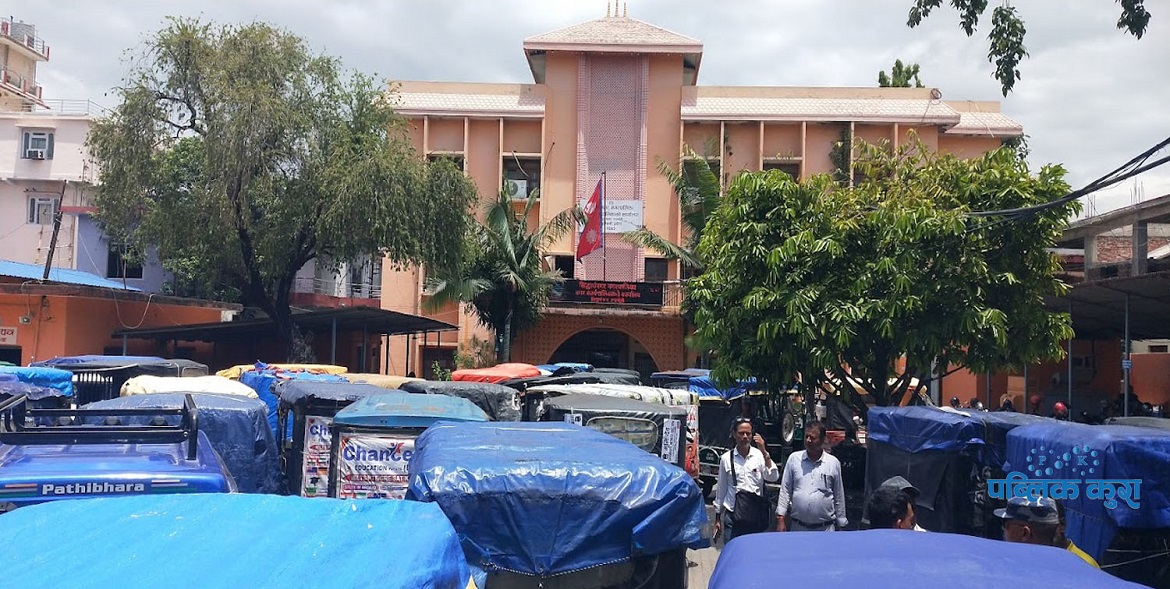 सिद्धार्थनगरमा बारम्बार बल्झिने गरेको अटो-टेम्पो र इ-रिक्सा व्यवस्थापन मुद्दा