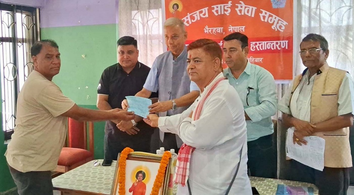 संजय साई सेवा समूहद्वारा क्यान्सर पीडित महिलालाई आर्थिक सहयोग
