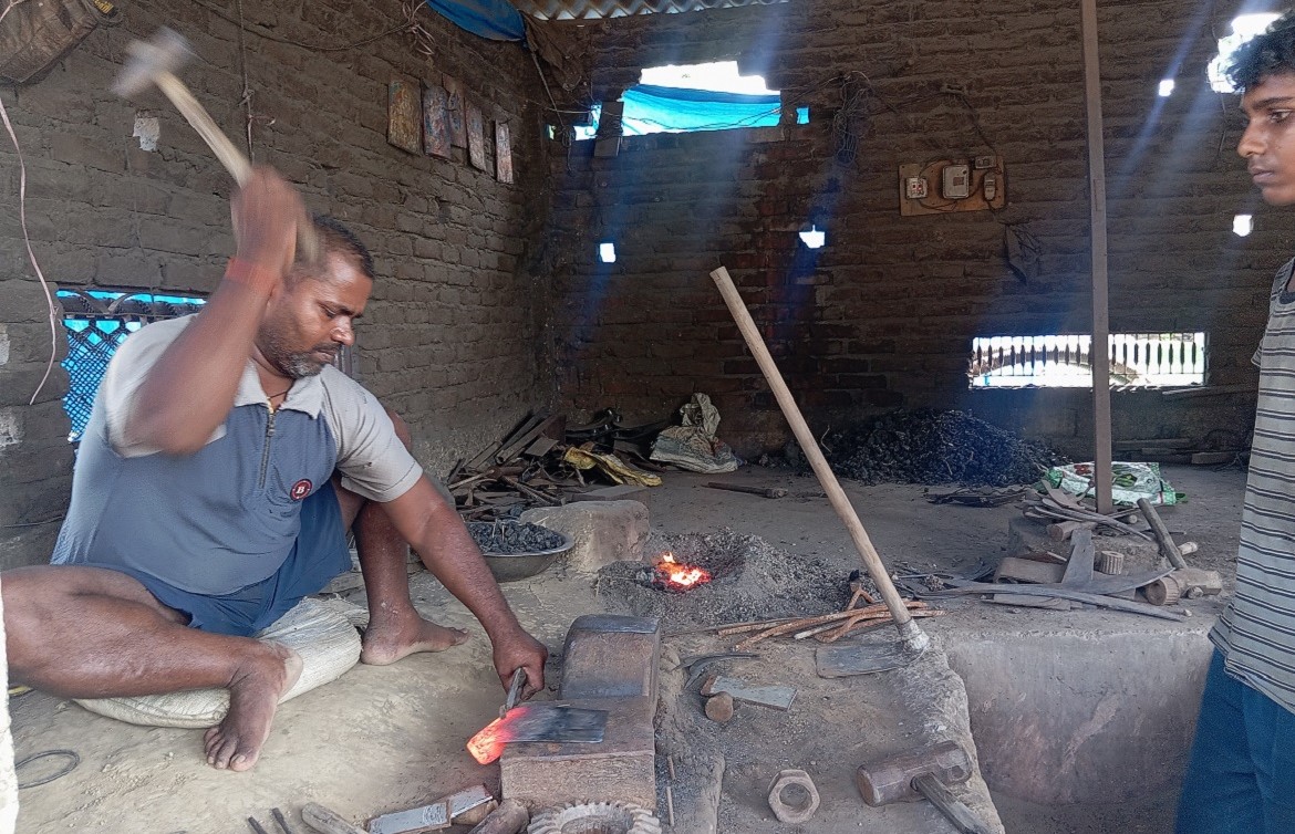 जसले परम्परागत आरनलाई औजार कारखाना बनाए