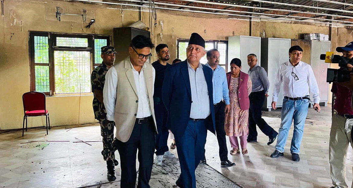 मुख्यमन्त्रीद्वारा आगजनी र तोडफोड भएका बाँकेका कार्यालयहरूको अनुगमन