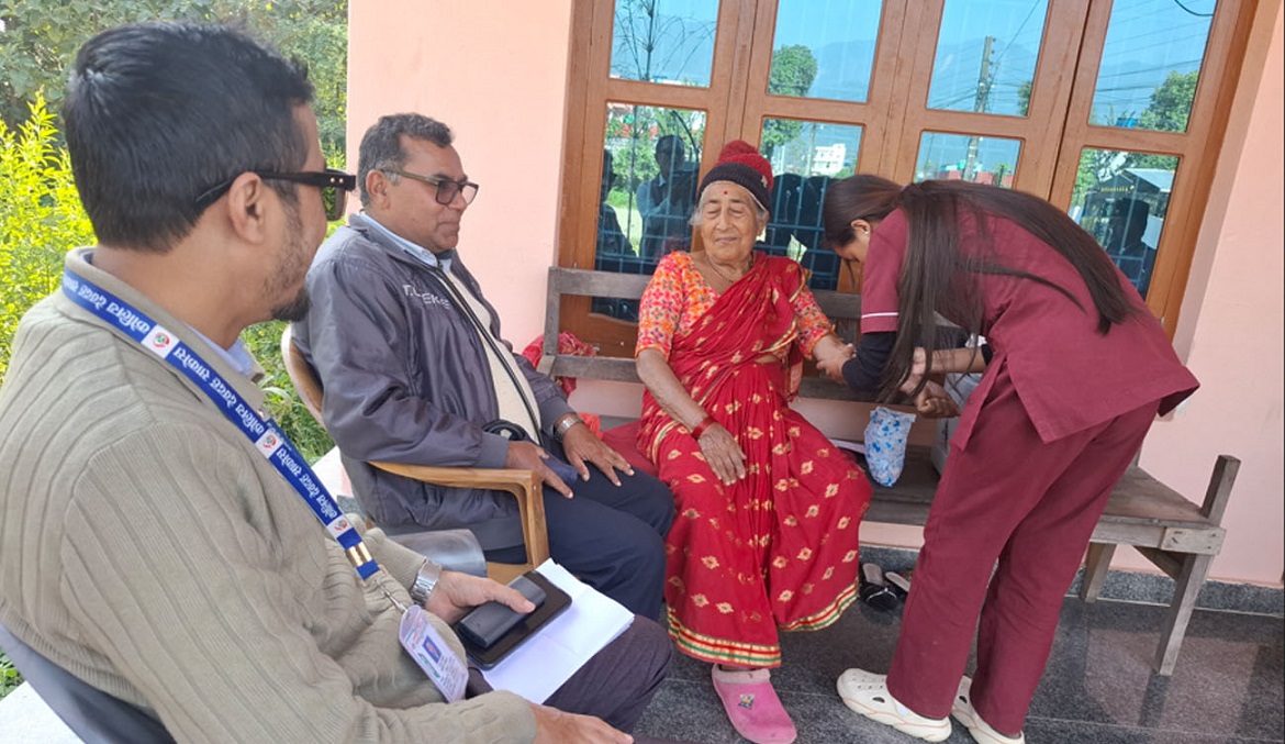 कोलीय सहकारीका जेष्ठ सदस्यहरूको घरमै स्वास्थ्य परीक्षण