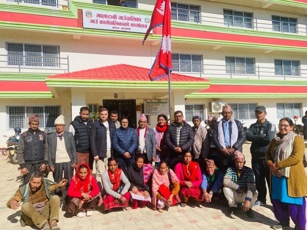 व्यक्तिगत खर्चमा बिपन्न परिवारको बिमा गराउँदै चिकित्सक