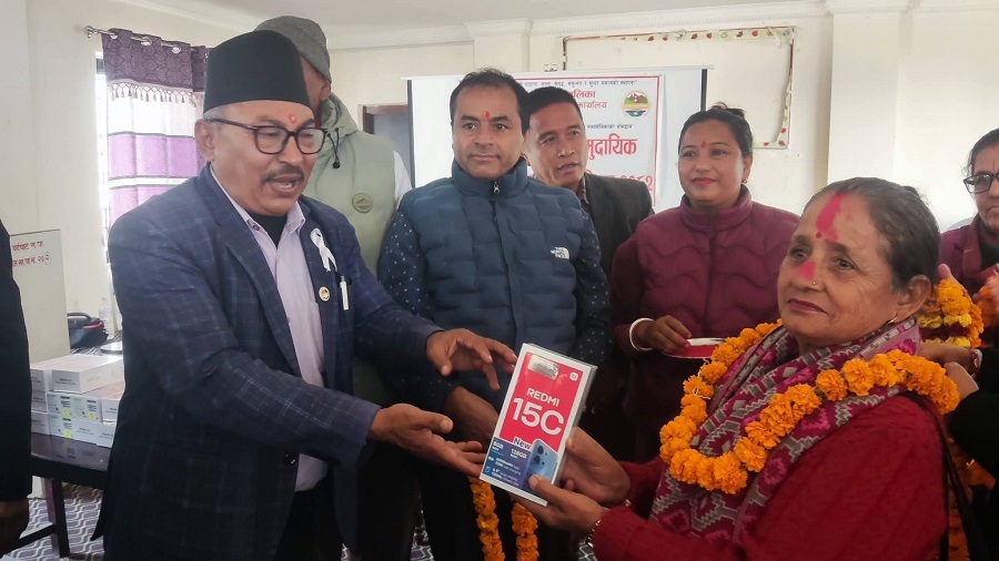 बर्दघाट नगरपालिमा सवै स्वास्थ्य स्वयंसेविकालाई स्मार्ट फोन