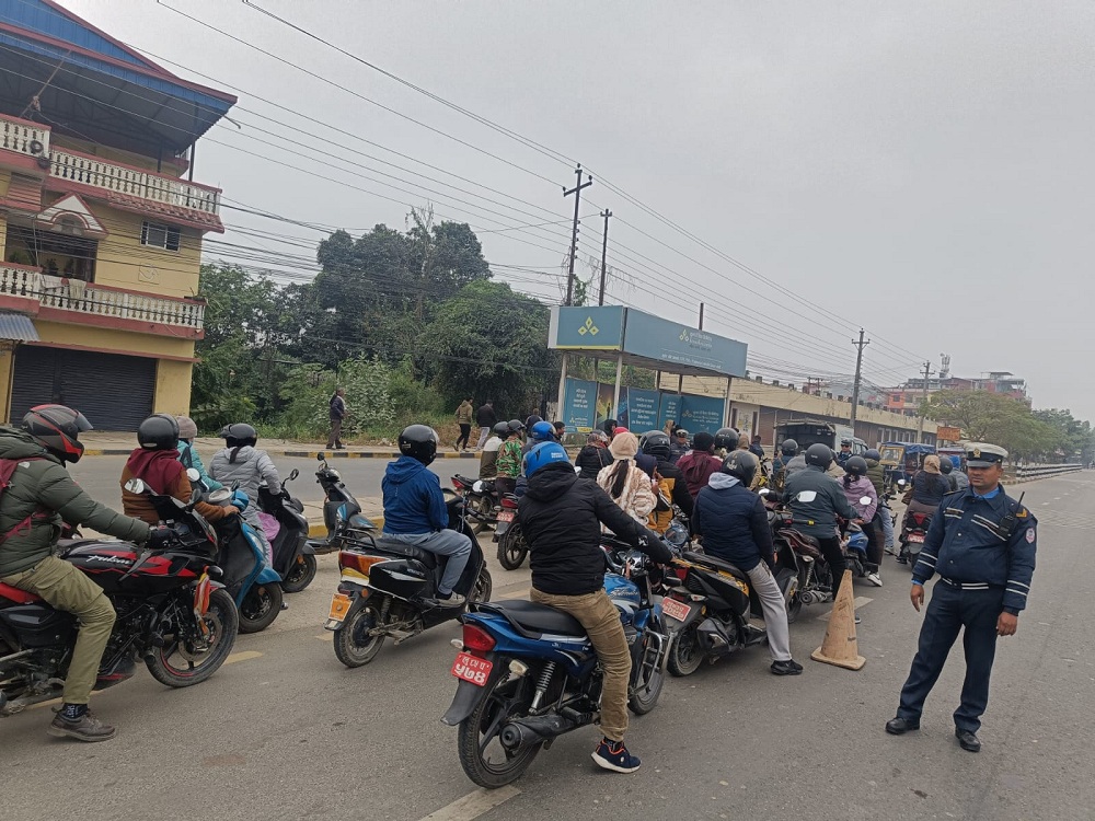 राजमार्गमा ट्राफिक प्रहरीको चालकसँग ३ मिनेट कार्यक्रम