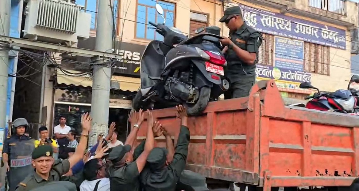 बुटवलका फुटपाथ खाली गराउने अभियानमा नगर प्रहरीको भूमिका ‘आलोचित’