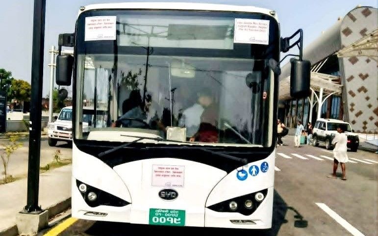 लुम्बिनीमा थन्किएकोमध्ये एउटा बिद्युतीय बस नेपालगन्ज बिमानस्थलबाट सञ्चालन