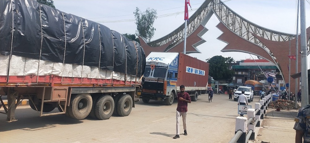 भैैरहवा नाकाबाट धमाधम भित्रिँदै एमआरपीको कारण रोकिएका आयातित सामान