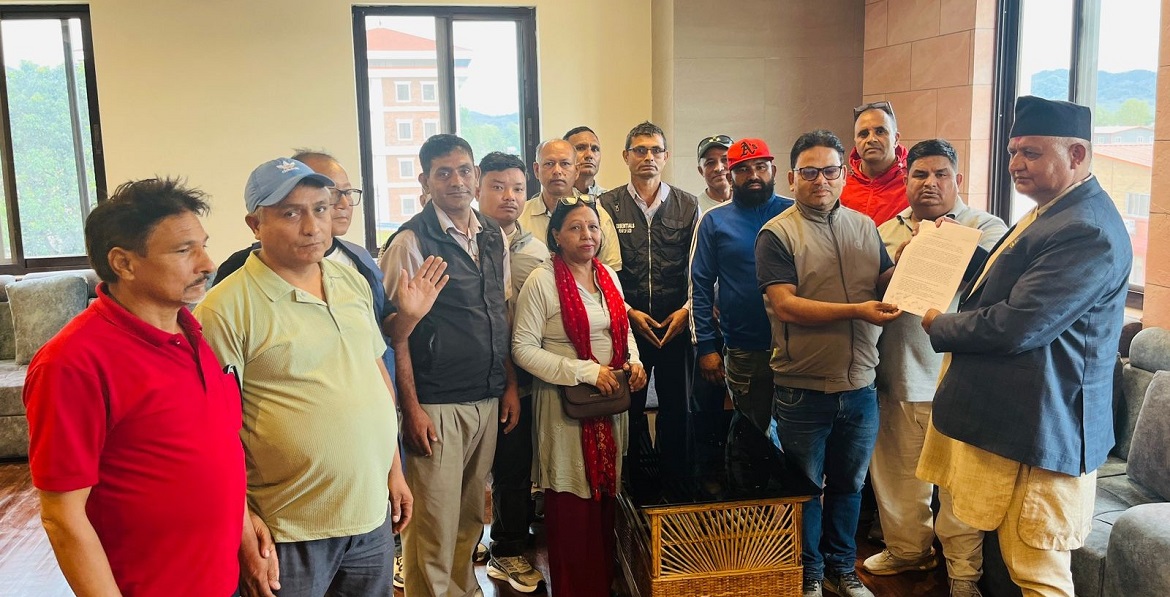 उठिबास रोक्न माग गर्दै सुकुमवासीले बुझाए लुम्बिनीका मुख्यमन्त्रीलाई ज्ञापनपत्र