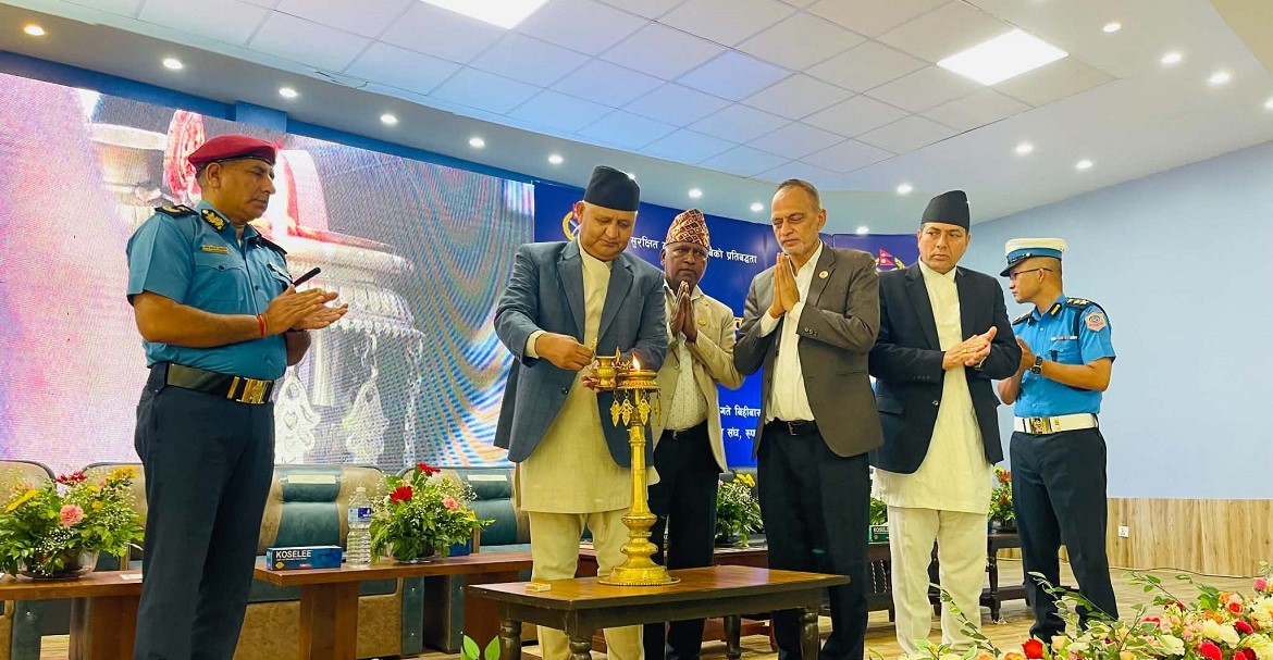 <p>बुटवल– लुम्बिनी प्रदेशका मुख्यमन्त्री चेतनारायण आचार्यले बढ्दो सवारी दुर्घटना न्यूनीकरणका लागि विशेष योजना बनाएर प्रभावकारी कार्यान्वयन गर्नुपर्नेमा जोड दिएका छन् । लुम्बिनी प्रदेश स्तरीय ट्राफिक व्यवस्थापन समीक्षा गोष्ठी २०८३ को बिहीवार बुटवलमा उद्घाटन गर्दै मुख्यमन्त्री आचार्यले विशेषगरी मानवीय त्रुटि, लापरबाही र ट्राफिक नियमको पालना नगर्दा दुर्घटना बढिरहेको उल्लेख गर्दै दुर्घटना न्यूनिकरणका लागि बिशेष योजना निर्माण…</p>
