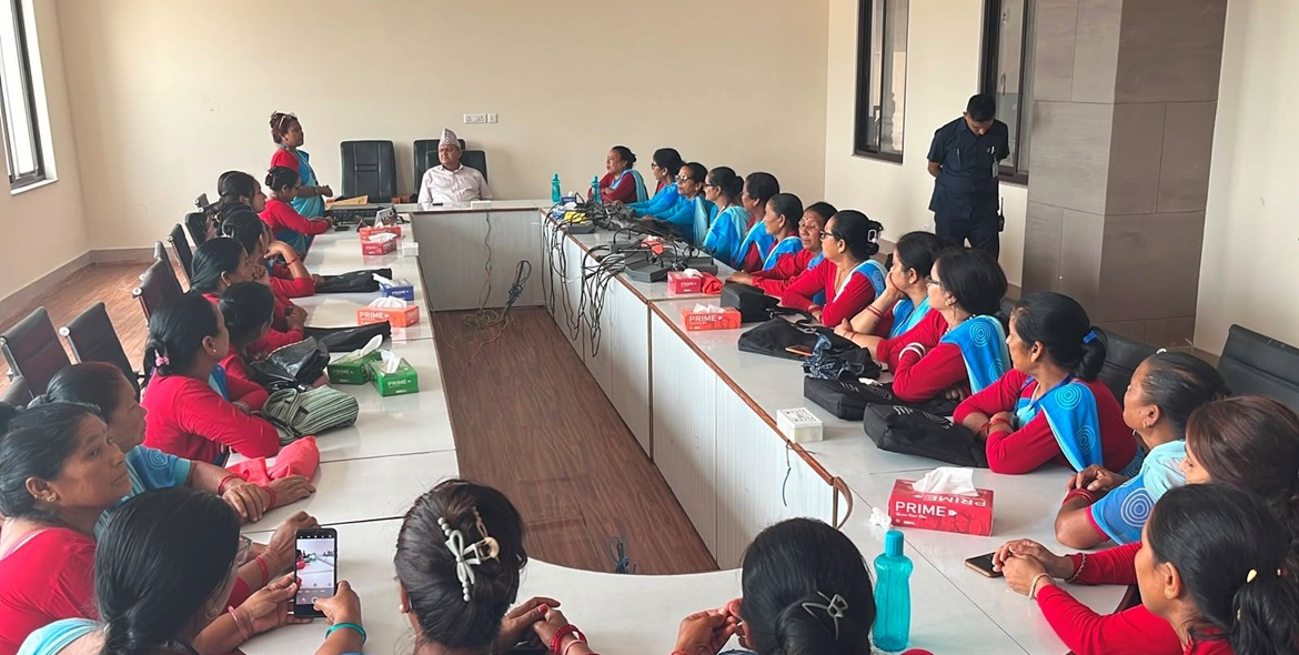 <p>दाङ- लुम्बिनी प्रदेशका मुख्यमन्त्री चेतनारायण आचार्यले महिला स्वास्थ्य स्वयंसेविकाहरूले जनस्वास्थ्यको क्षेत्रमा पुर्याएको योगदानको उच्च मूल्याङ्कन गर्दै उनीहरूको हकहित र मनोबल अभिवृद्धिका लागि प्रदेश सरकार सकारात्मक रहेको जनाएका छन् । नेपाल स्वास्थ्य स्वयंसेवी संघ (नेभा) लुम्बिनी प्रदेश समितिले सोमवार मुख्यमन्त्री तथा मन्त्रिपरिषद्को कार्यालयमा पेश गरेको माग तथा सुझावपत्र बुझ्दै मुख्यमन्त्री आचार्यले स्वास्थ्य स्वयंसेविकाहरू समुदायस्तरको स्वास्थ्य सेवाको…</p>
