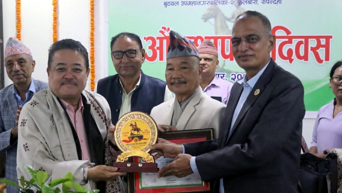<p>बुटवल– सामरिक महत्व बोकेको बुटवलको मणिमुकुन्द सेन उद्यान संरक्षण समितिकोे ३० औं स्थापना दिवस विविध कार्यक्रम गरि मनाइएको छ । शुक्रबार समितिको सभाहलमा भएको कार्यक्रमको लुम्बिनी प्रदेशका प्रदेश प्रमुख कृष्णबहादुर घर्ती मगरले उद्घाटन गर्दै नेपालको गौरव र सामरिक महत्वका सेनवंशीय दरबार तथा धार्मिक दृष्टिकोणबाट समेत ऐतिहासिक गाथासँग फूलबारी जोडिएको बताए । रुपन्देही नेपालकै एक नम्बरमा…</p>
