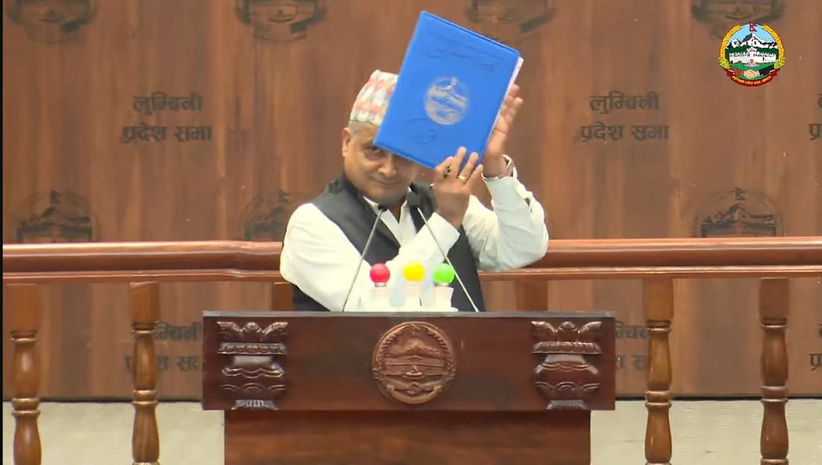 <p>दाङ– लुम्बिनी प्रदेश सभामा पेश भएको ‘थारु समुदायका प्रथाजनित परम्परासम्बन्धी विधेयक’ दफावार छलफलका लागि सामाजिक विकास समितिमा पठाइएको छ । प्रदेश सभाको आठौं अधिवेशनअन्तर्गत आइतबार बसेको ११ औं बैठकमा सामाजिक विकासमन्त्री जन्मजय तिमिल्सिनाले उक्त विधेयकलाई विषयगत समितिमा पठाउने प्रस्ताव पेश गरेका थिए । मन्त्री तिमिल्सिनाले प्रस्तुत गरेको प्रस्तावलाई सभामुख तुलाराम घर्तीमगरले निर्णयार्थ सभामा प्रस्तुत गरेका…</p>
