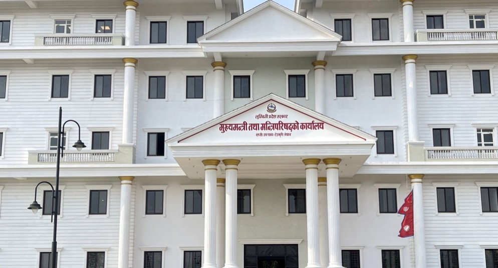 <p>भैरहवा–लुम्बिनी प्रदेशमा मन्त्रालयको संख्या घटाउने गृहकार्यलाई तिब्रताकासाथ अगाडि बढाइएको छ । लुम्बिनी प्रदेश सरकारले प्रशासनिक खर्च कटौती र मितव्ययिता अपनाउने उद्येश्यले मन्त्रालयको संख्या घटाउने गृहकार्य अगाडि बढाइएको हो । गत जेठ १ गतेको मन्त्रिपरिषद् बैठकले प्रदेशका मौजुदा १२ मन्त्रालयलाई घटाएर ८ मा झार्ने निर्णय गरेअनुरूप सरकारले यस सम्बन्धी प्रशासनिक तयारी गरेको हो । सरकारको आगामी…</p>
