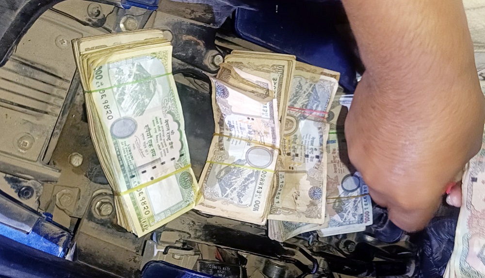 कपिलवस्तु प्रहरीद्वारा स्रोत नखुलेको साढे ५ लाख रुपैयाँ बरामद