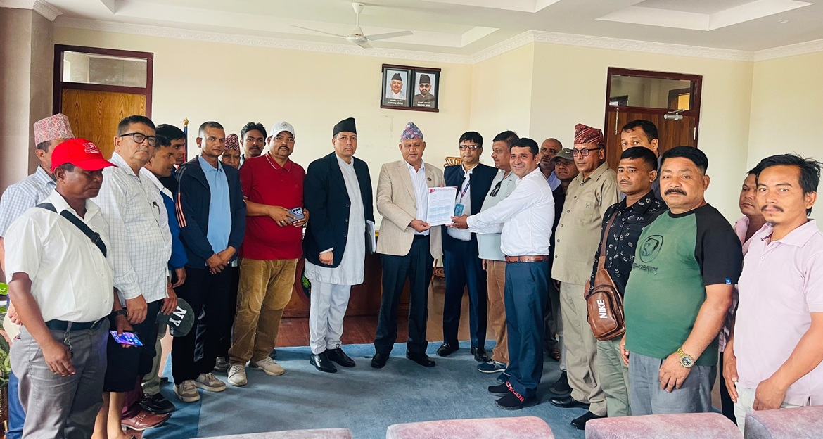 मुख्यमन्त्रीलाई भेटेर यातायात ऐनका प्रावधान सच्याउन मजदुर संगठनको माग