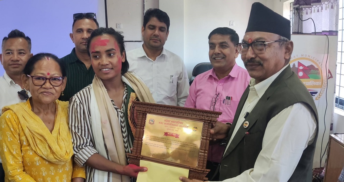 कम्बोडियामा स्वर्ण जितेर फर्किएकी सुष्मालाई बाजागाजासहित सम्मान